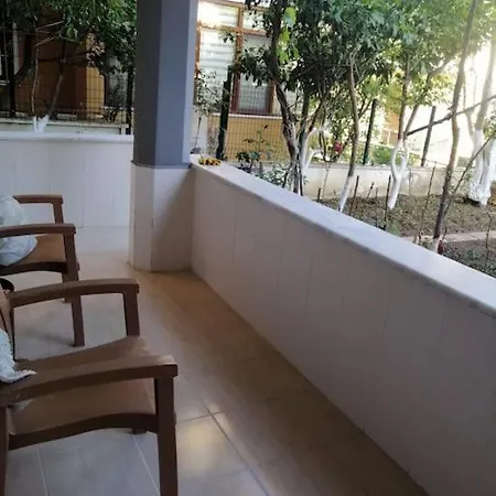 Altinoluk'ta Bahce Kati 1+1 Daire
